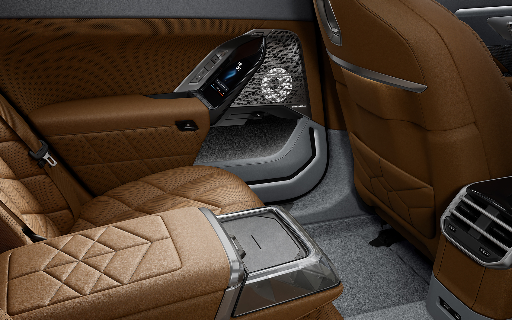 BMW i7 Fond mit braunen Polstern, Türdisplay und Mittelkonsole