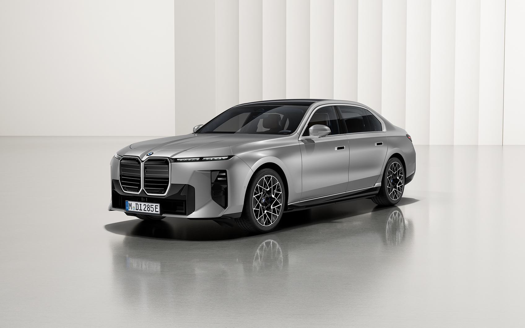 Silberner BMW i7 in Frontansicht in hellem Studio
