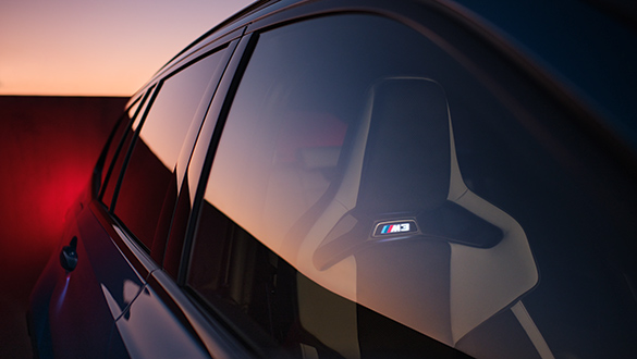 Nahaufnahme der Seitenscheiben des BMW 3er Competition Touring M Automobils auf der Beifahrerseite bei tiefem Sonnenstand