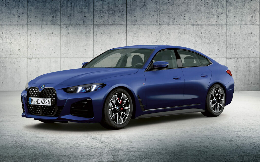 Blauer BMW 4er 420d Gran Coupé vor Betonwand