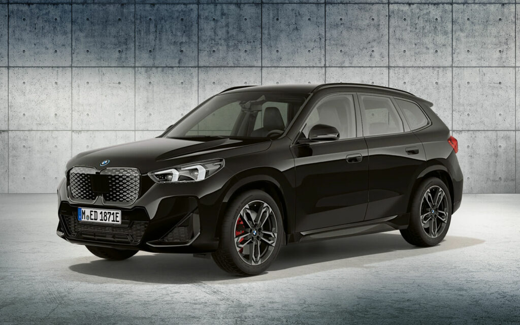 Schwarzer BMW iX1 xDrive30 in Front-Seitenansicht