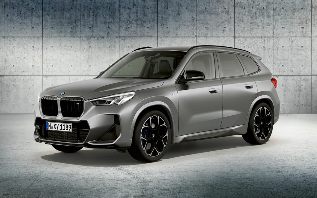 Grauer BMW X1 M35i in Front-Seitenansicht