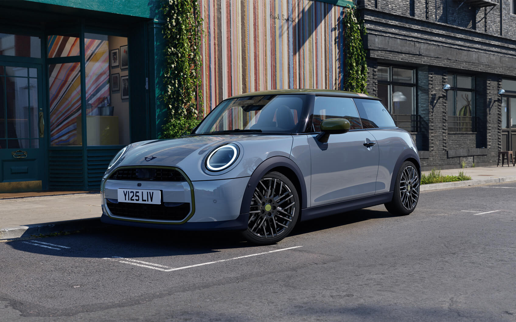 MINI Cooper Paul Smith Edition vor einem Paul Smith Store in einer urbanen Straße.