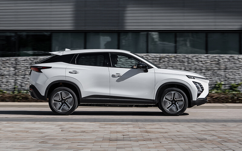 Weißer OMODA 5 SUV während der Fahrt.