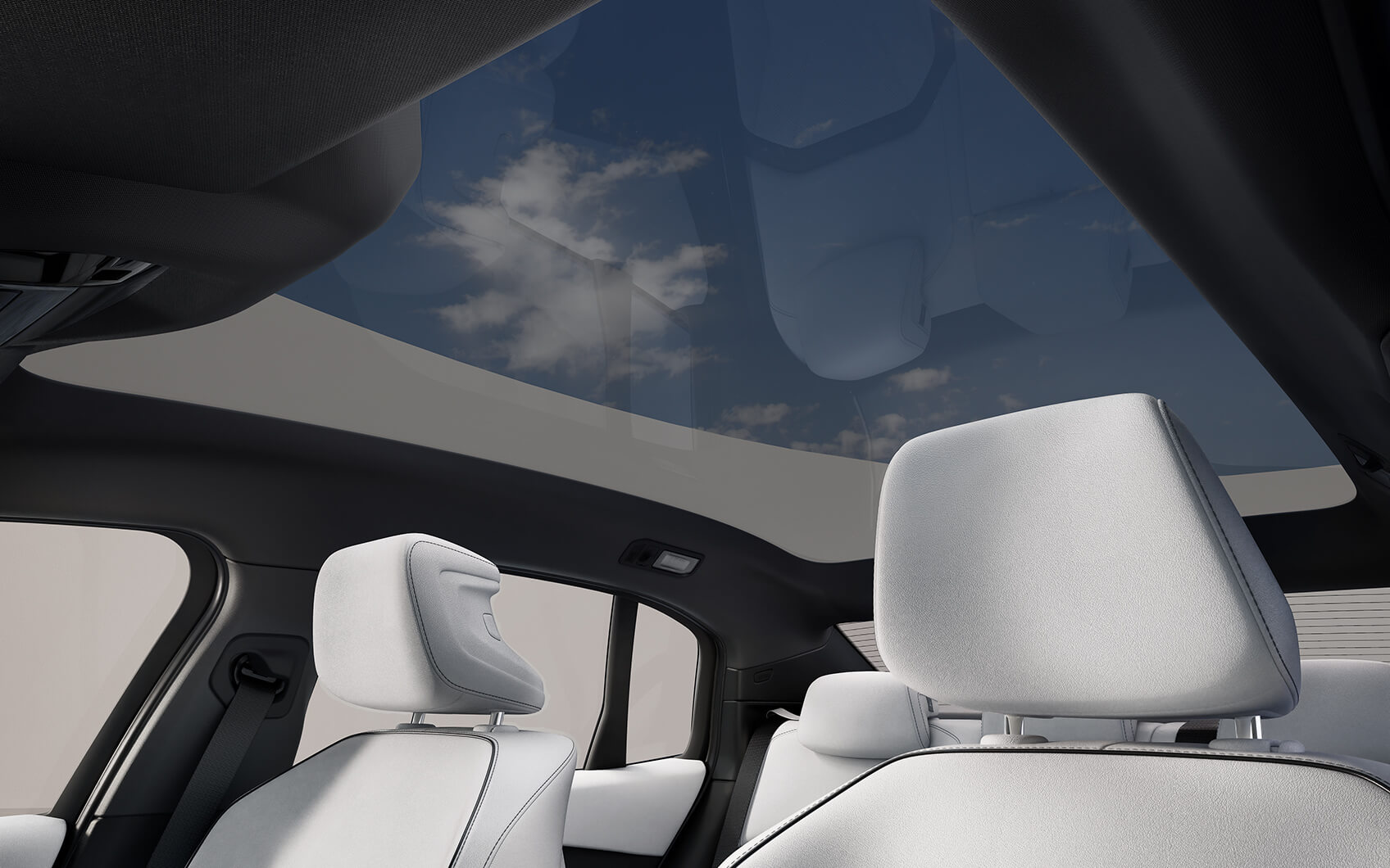 Innenraum der BMW i3 Limousine mit Panoramaglasdach und weißen Sitzen